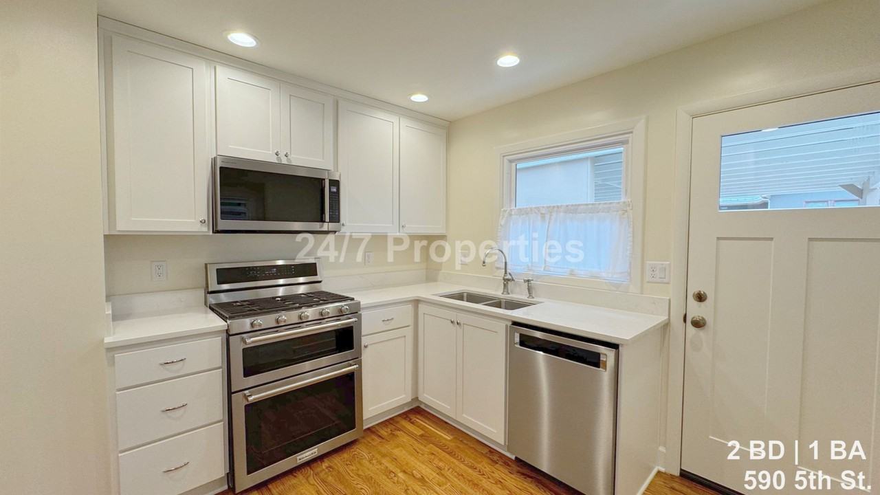 590 5th St - Photo 7 of 17
