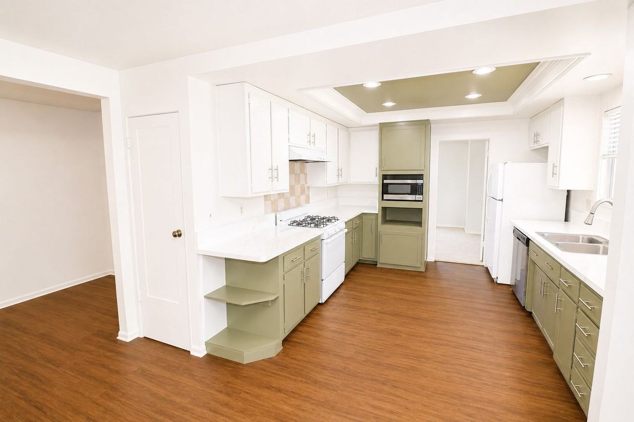 1087 N Greengrove St - Photo 4 of 21