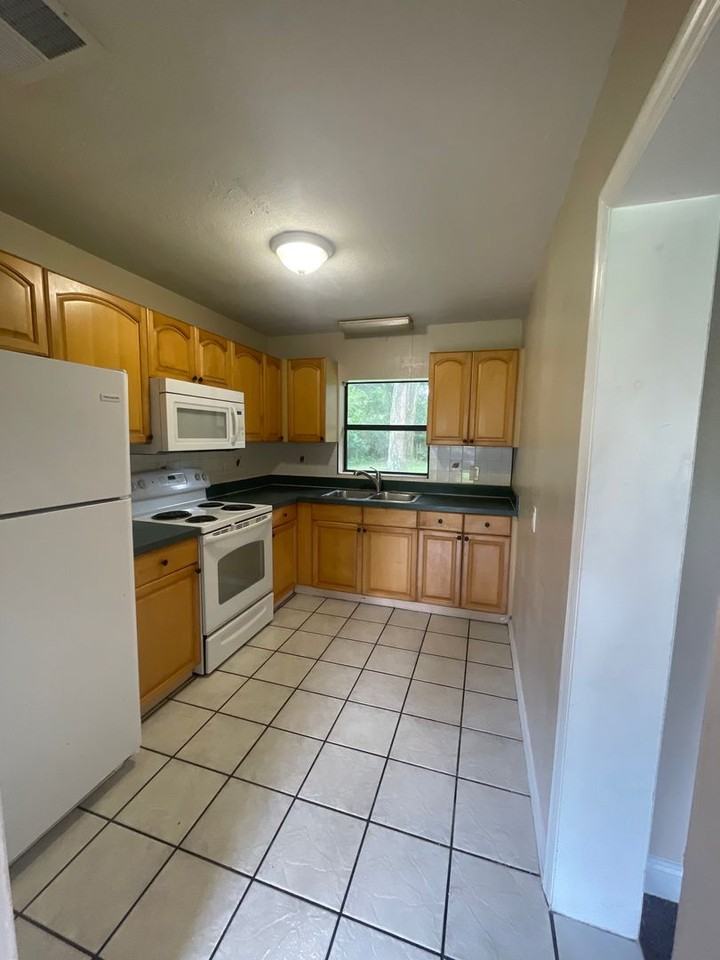 622 Howard Ave - Photo 2 of 8