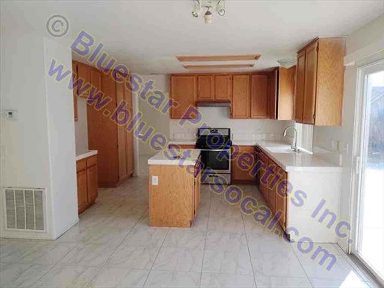 17657 Dayton St - Photo 4 of 50