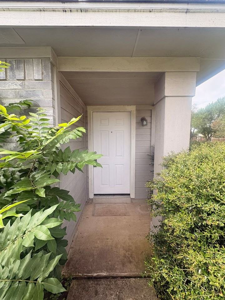 1725 Shire St - Photo 2 of 15