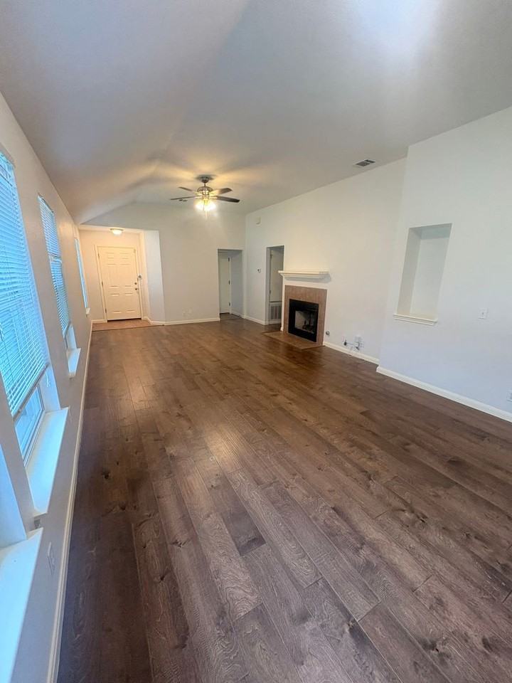 1725 Shire St - Photo 3 of 15