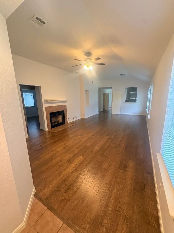 1725 Shire St - Photo 4 of 15