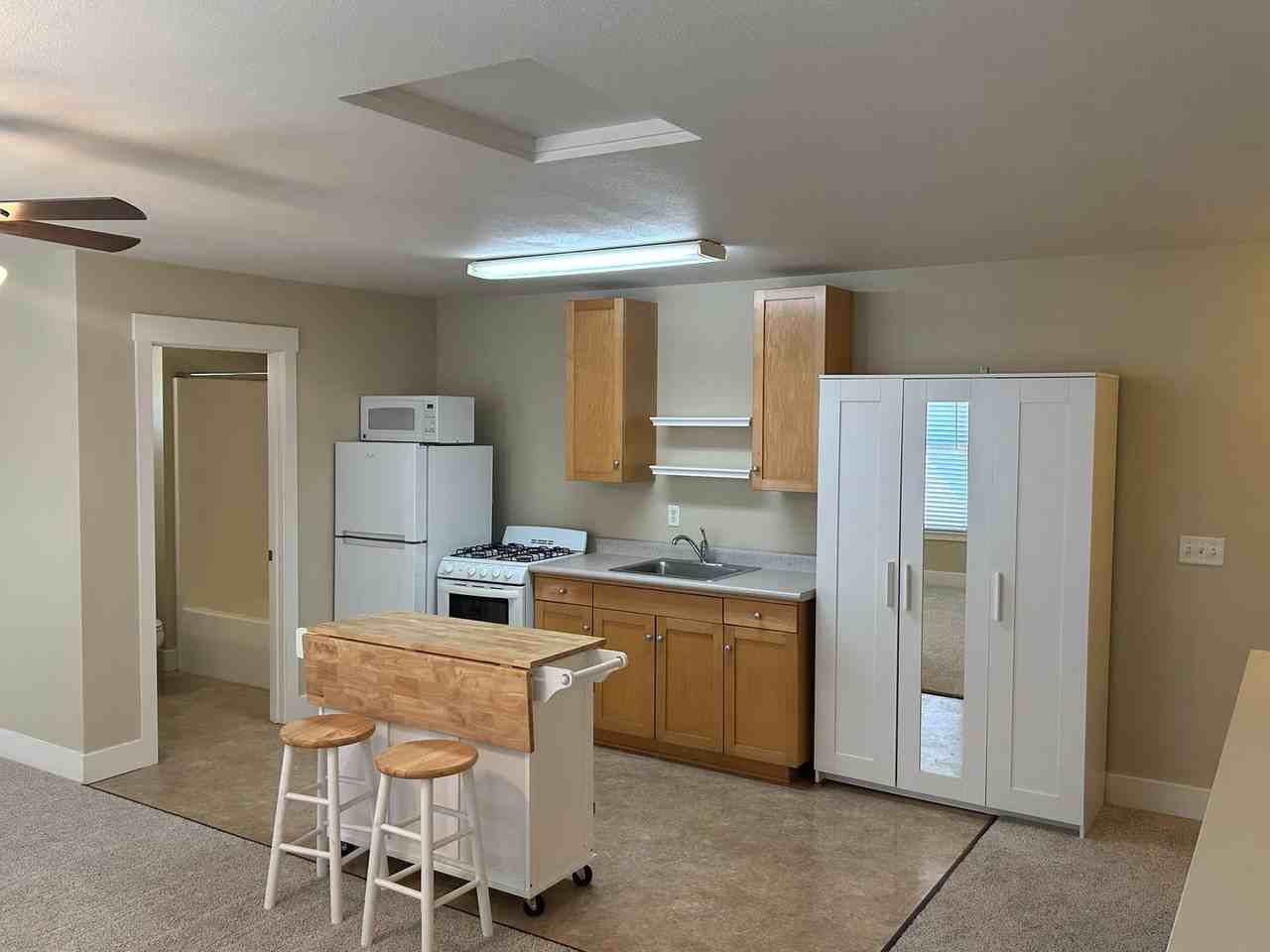 1821 Roth St #B - Photo 5 of 18
