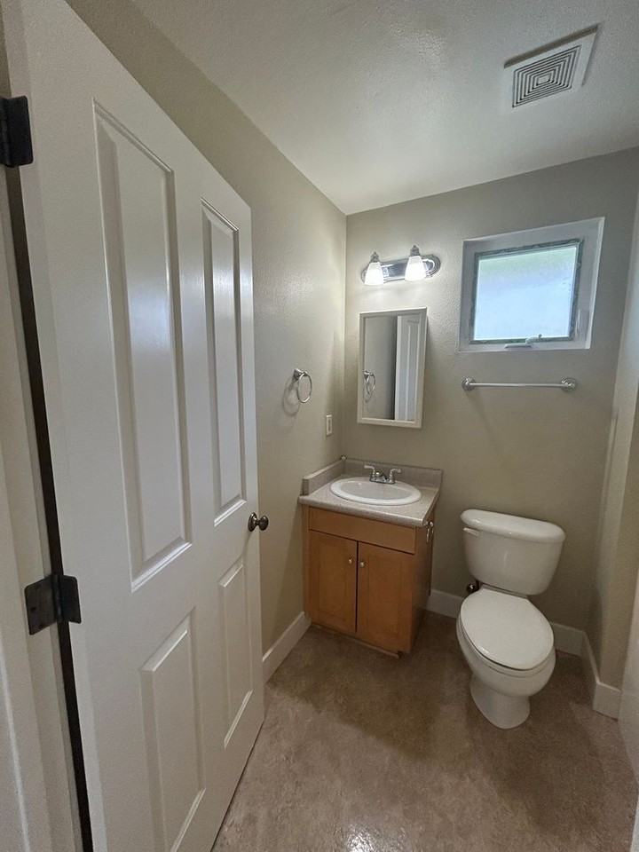 1821 Roth St #B - Photo 6 of 18
