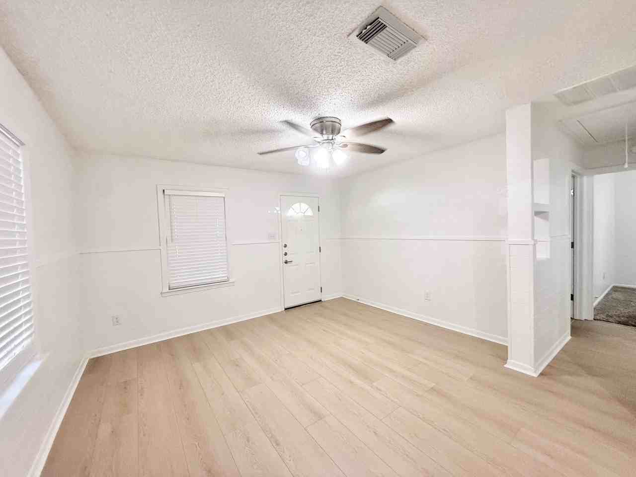 1121 N Chenango St - Photo 4 of 19