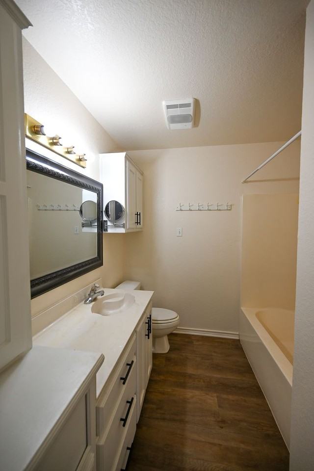506 Valleyridge Ct - Photo 4 of 10