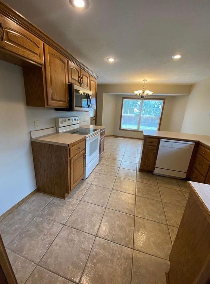 984 W Bates Dr - Photo 2 of 23
