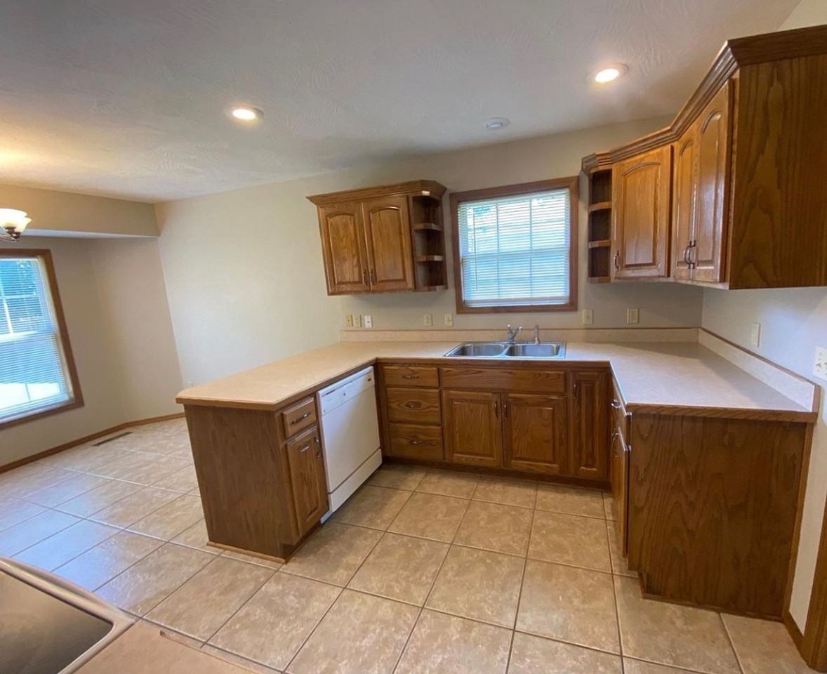 984 W Bates Dr - Photo 4 of 23