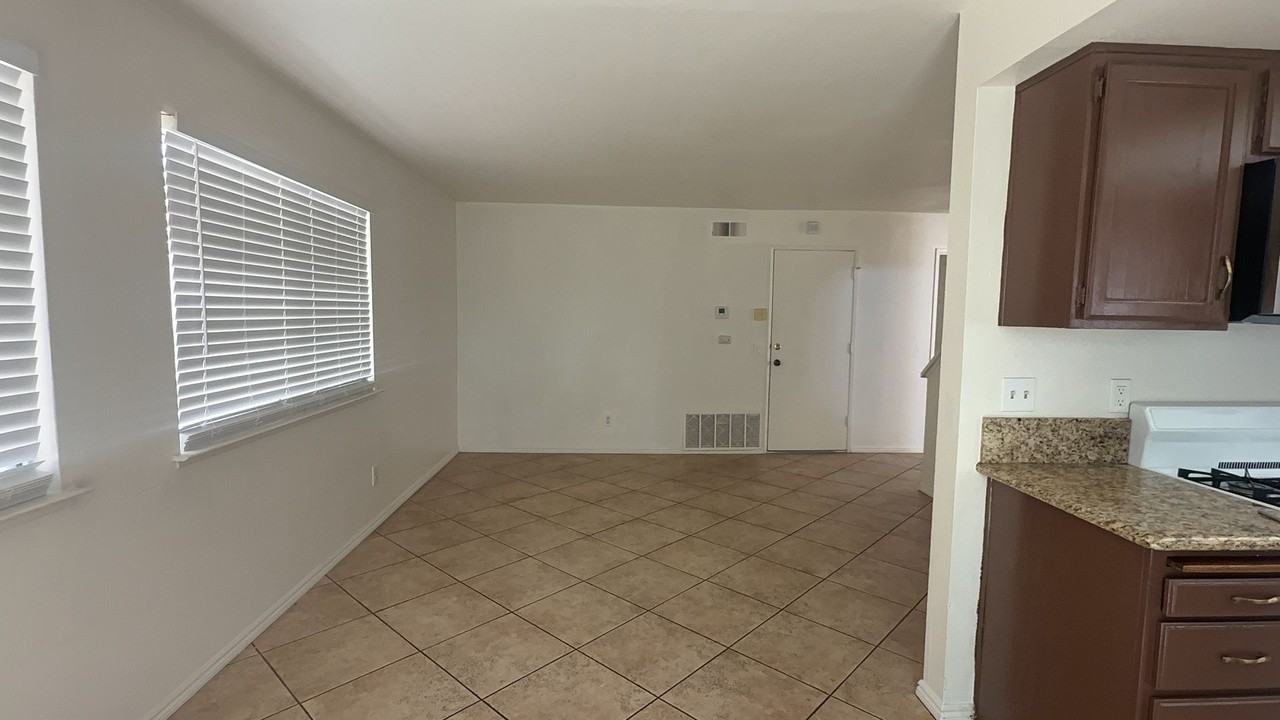 1096 Burton St - Photo 3 of 8