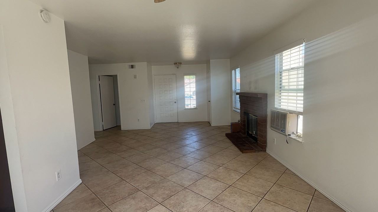 1096 Burton St - Photo 5 of 8