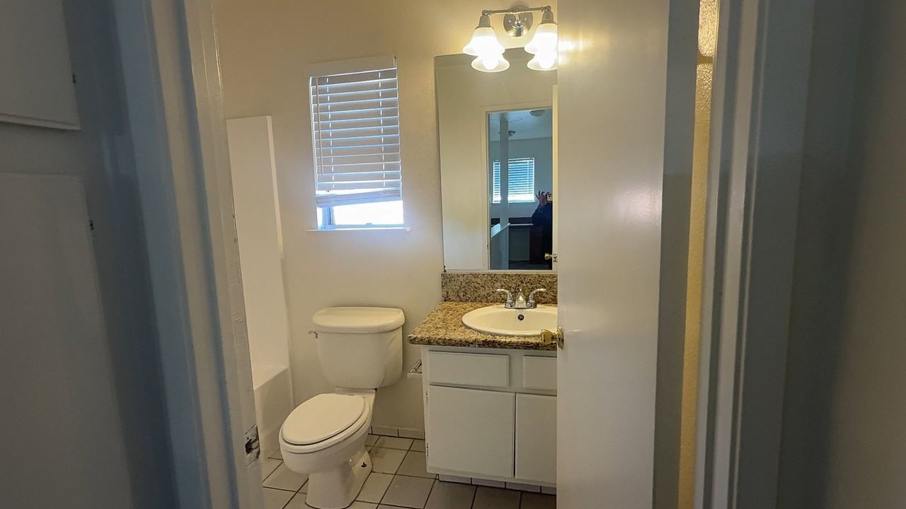 1096 Burton St - Photo 7 of 8