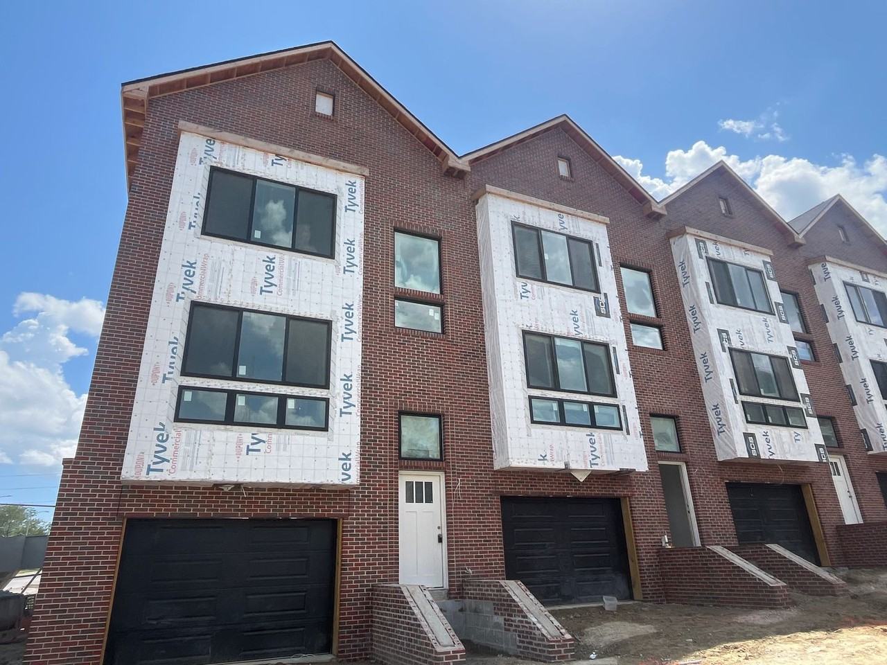 2901 Jackson St - Photo 2 of 17