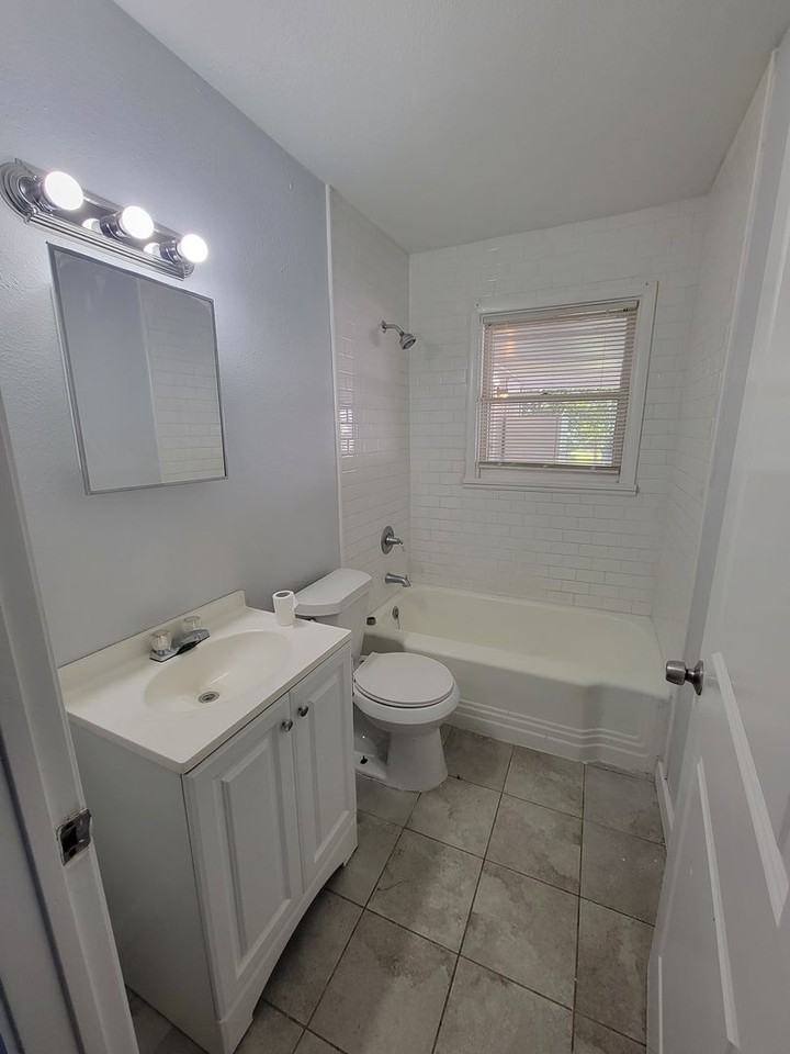 918 Preston St - Photo 2 of 20