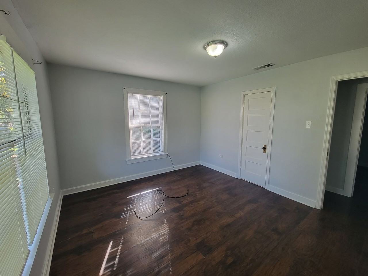 918 Preston St - Photo 3 of 20