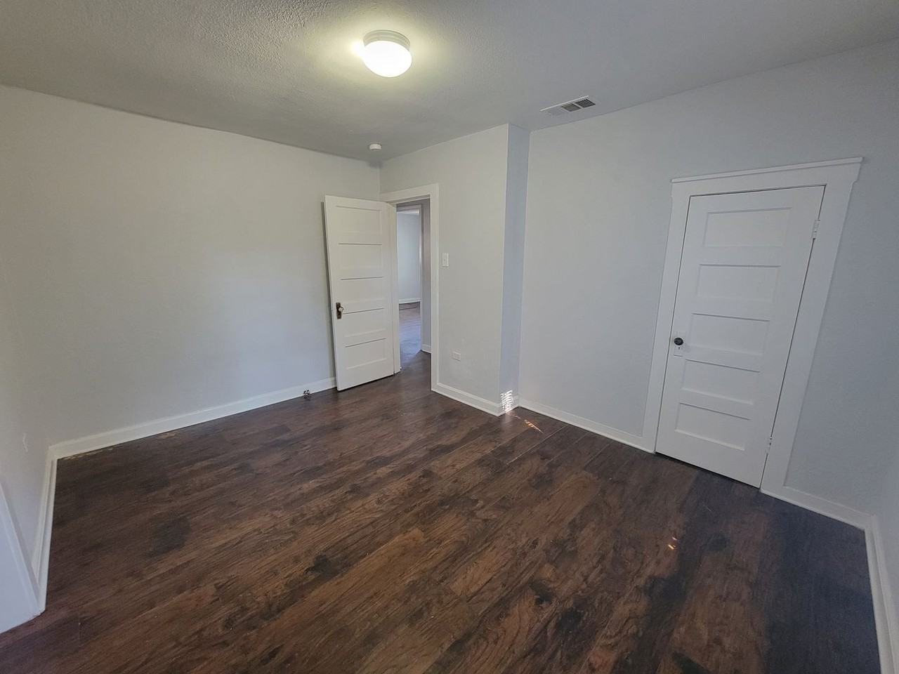 918 Preston St - Photo 6 of 20