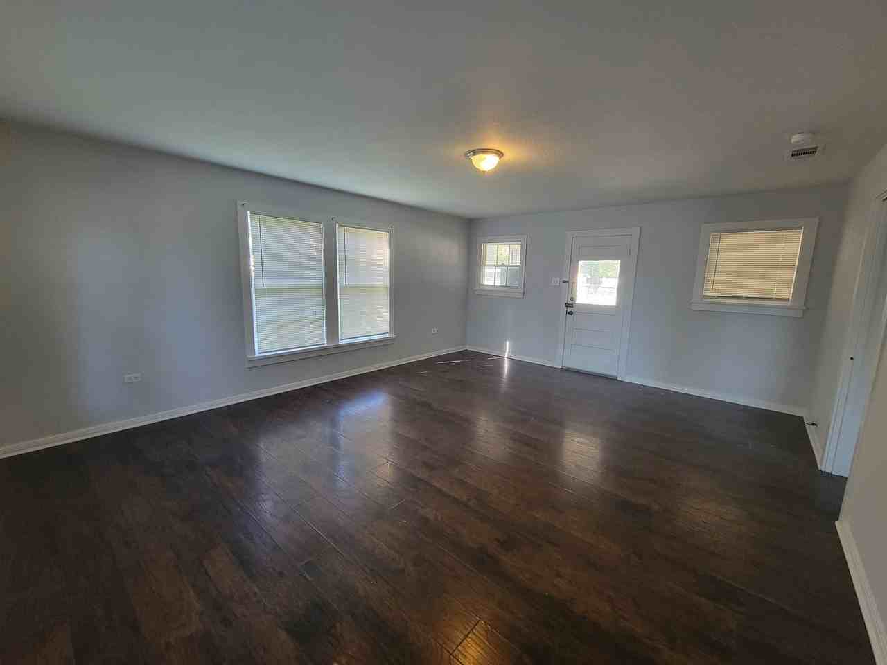 918 Preston St - Photo 7 of 20