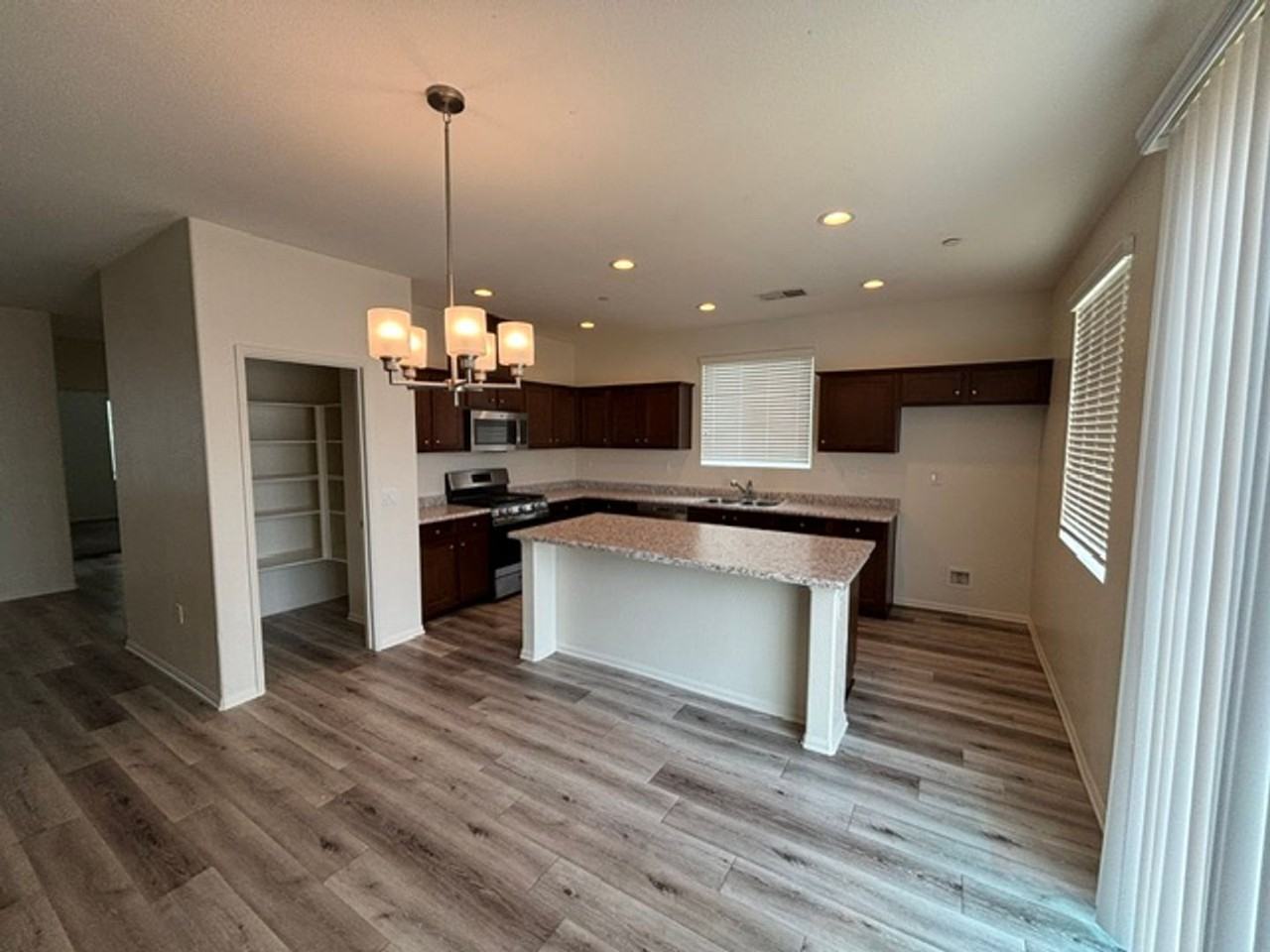 210 Monterrey St - Photo 2 of 16