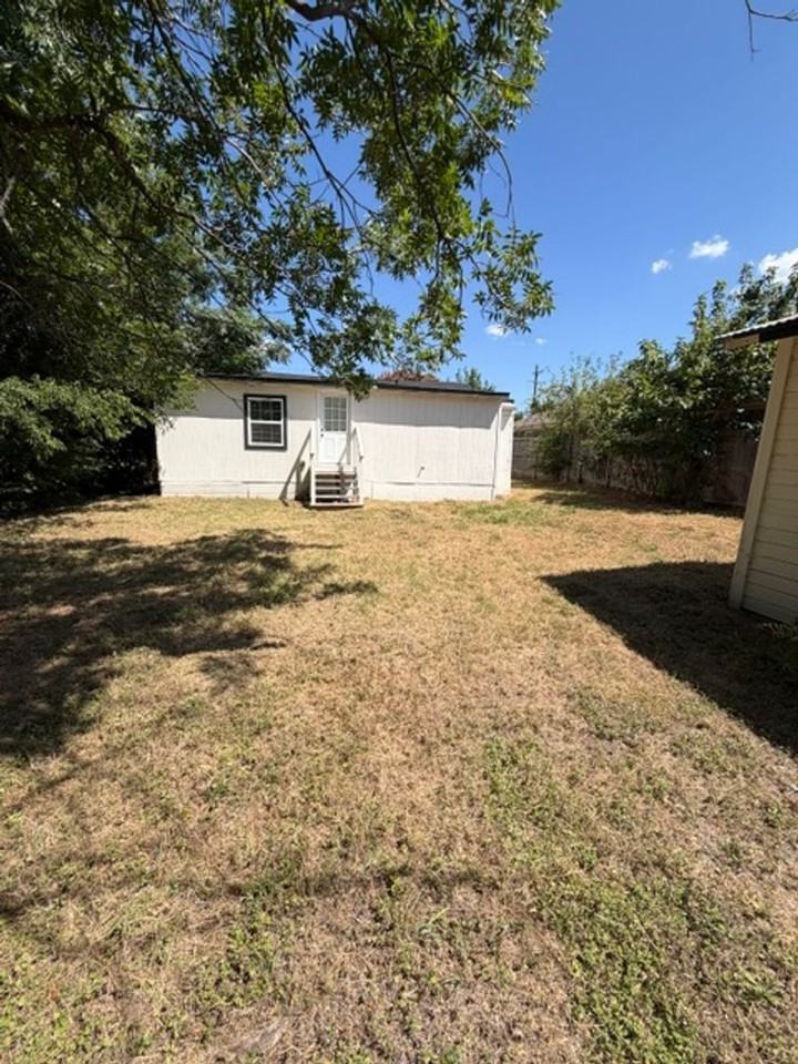2123 Burnett Ave - Photo 2 of 10