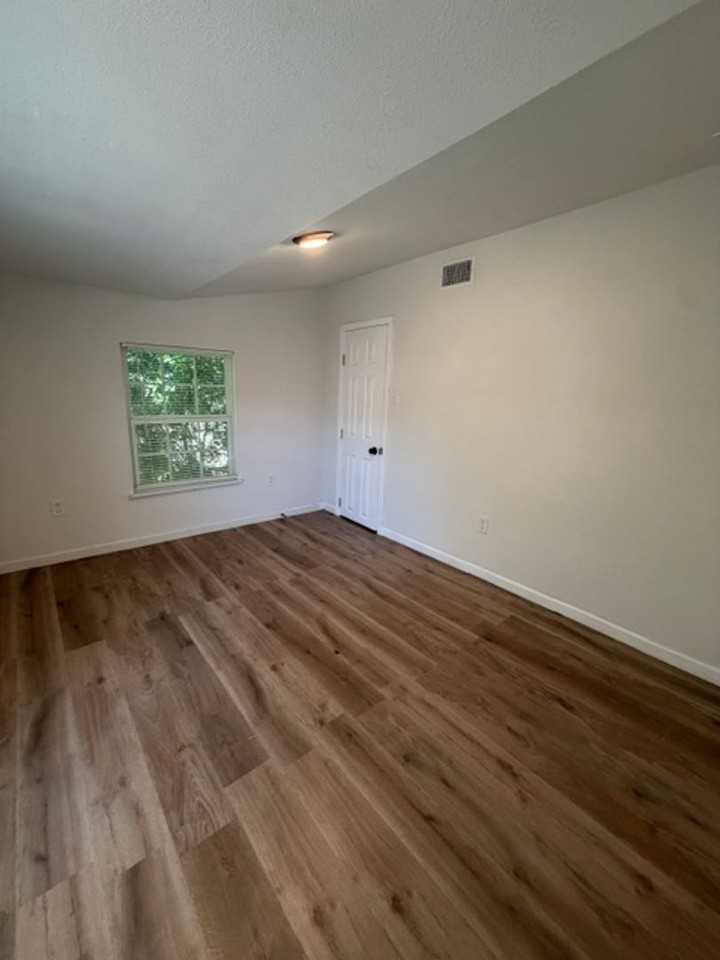 2123 Burnett Ave - Photo 4 of 10