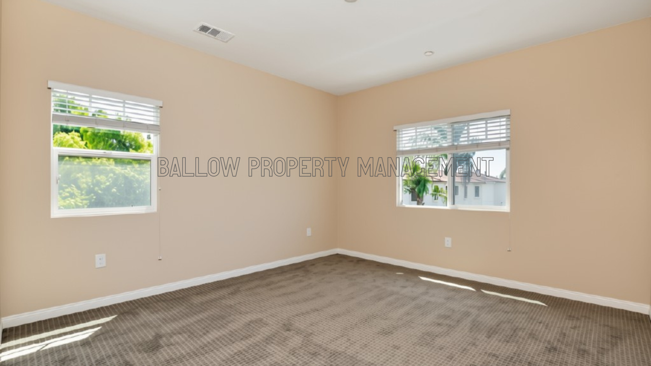 1327 Holly Ave - Photo 4 of 10