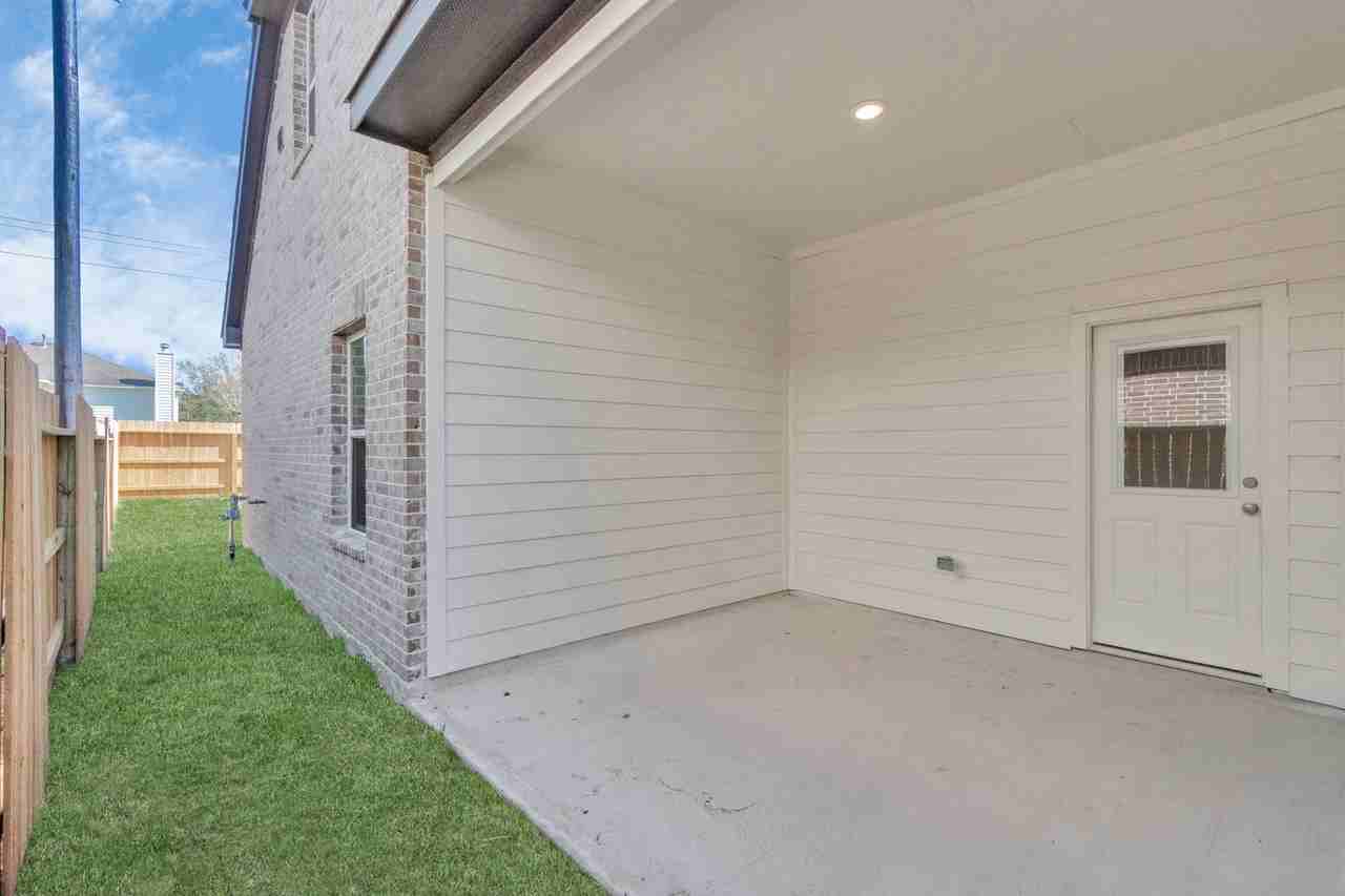 21019 Bay Village Dr - Photo 4 of 40