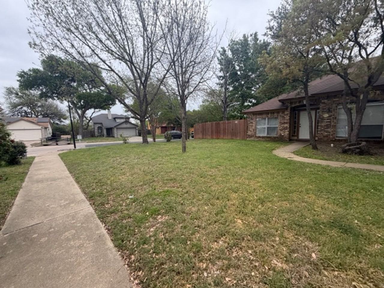 5110 Glenoak Dr - Photo 3 of 18