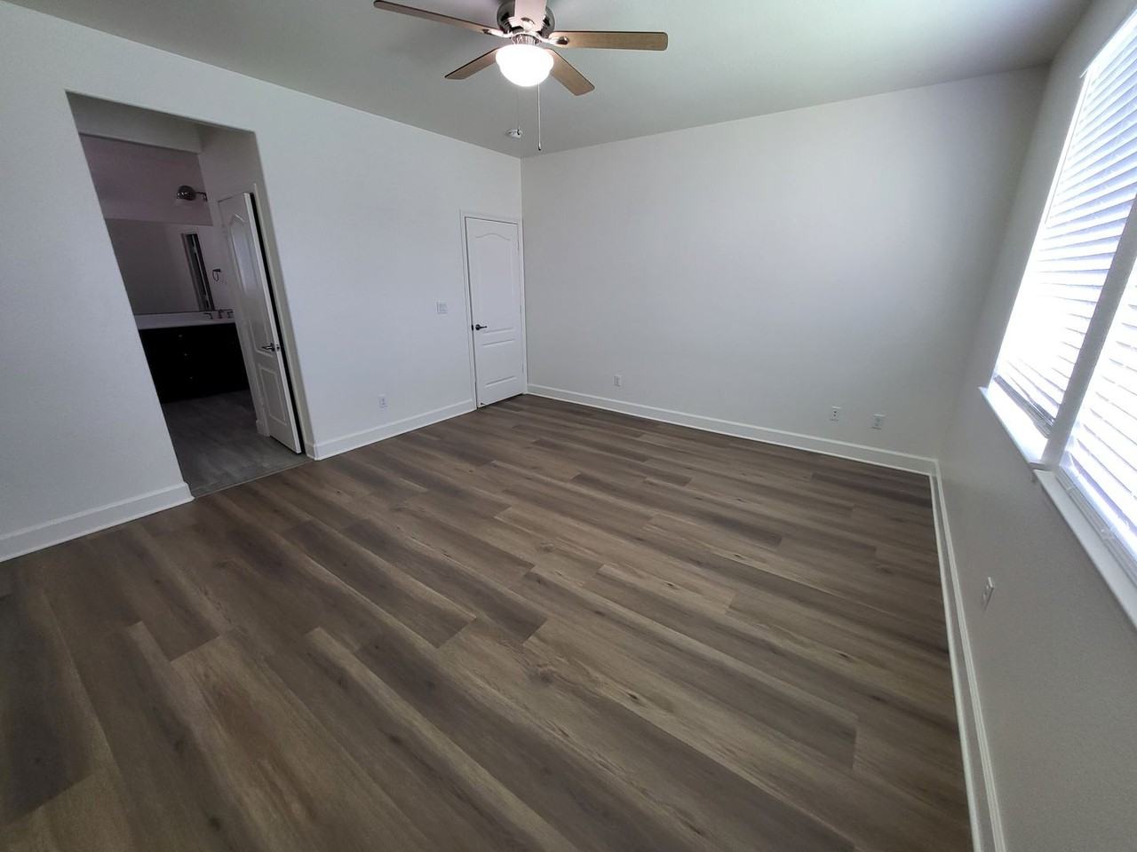 1147 Lahontan Dr - Photo 4 of 11