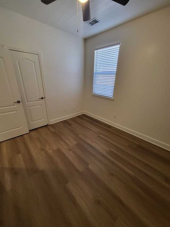 1147 Lahontan Dr - Photo 5 of 11