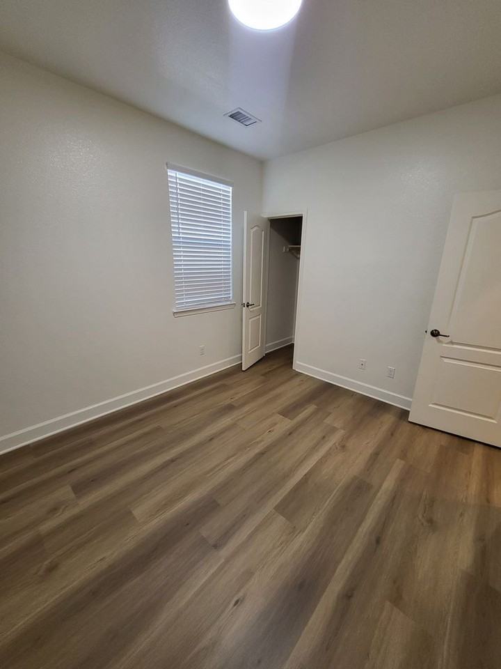 1147 Lahontan Dr - Photo 6 of 11