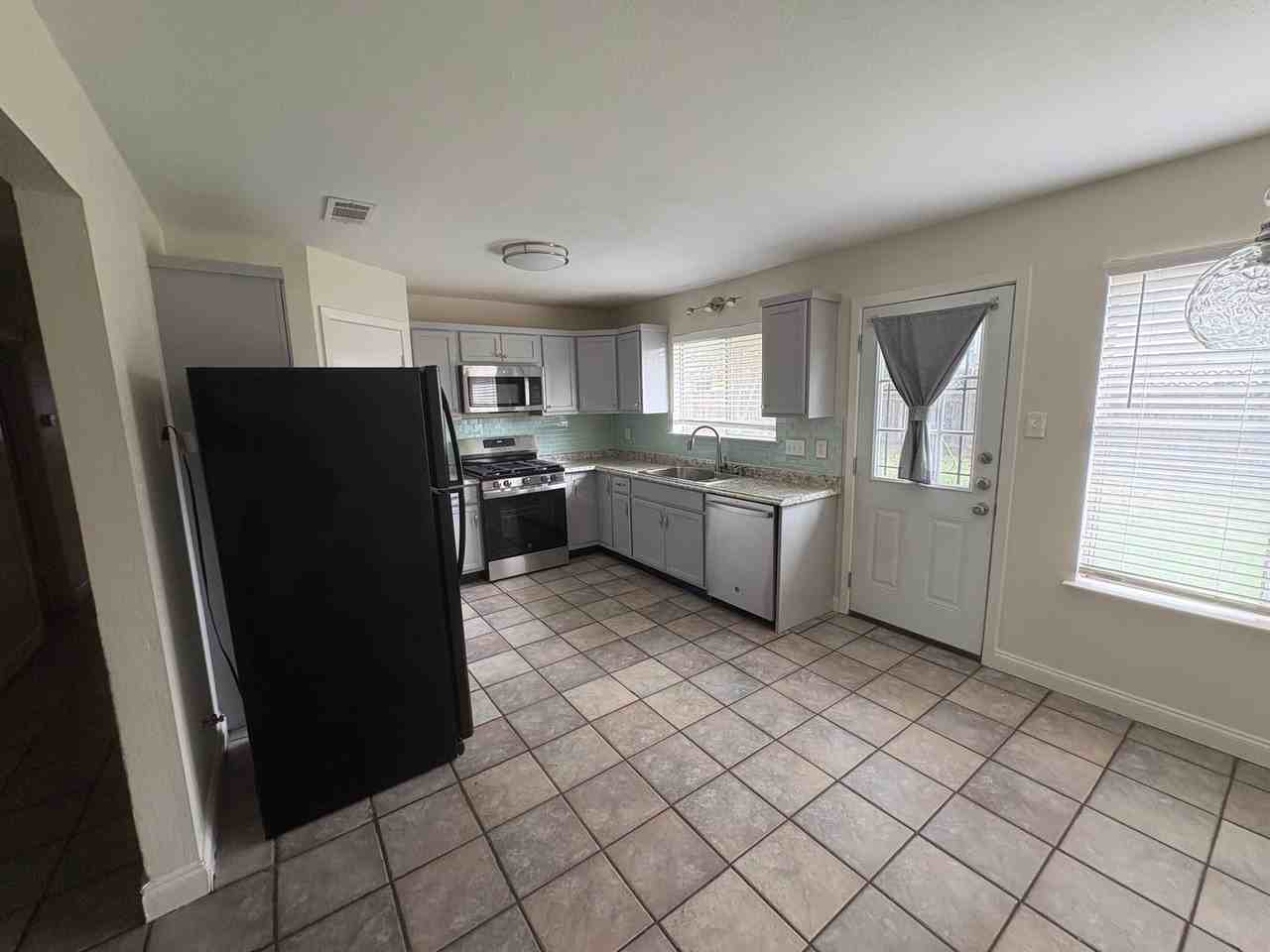 3800 Tattershall Ln - Photo 7 of 27