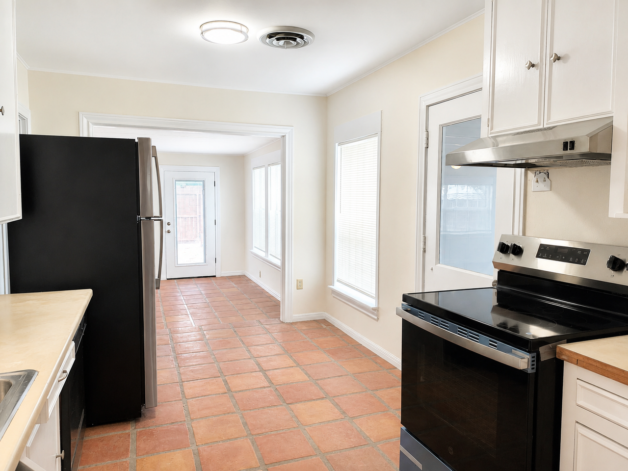 2111 Live Oak St - Photo 2 of 12