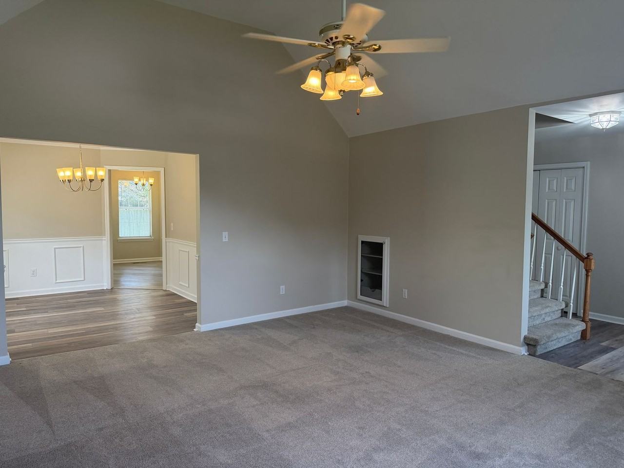 8900 Fox Glen Dr - Photo 4 of 36