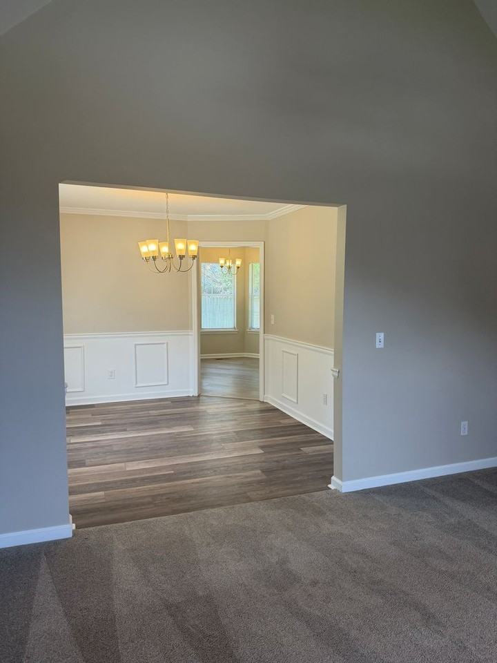 8900 Fox Glen Dr - Photo 5 of 36