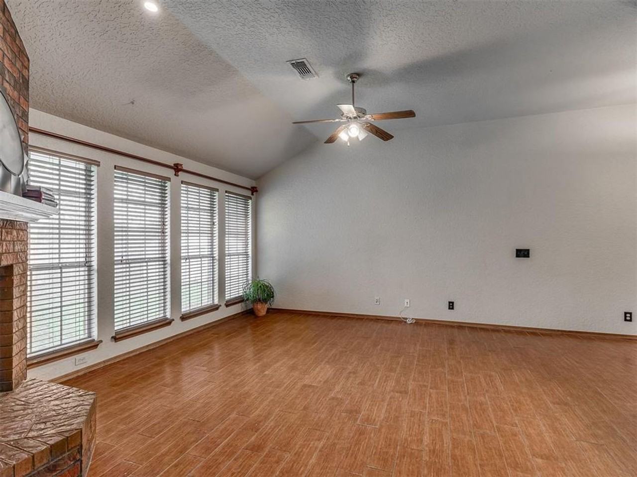 1019 Pruett Dr - Photo 2 of 29