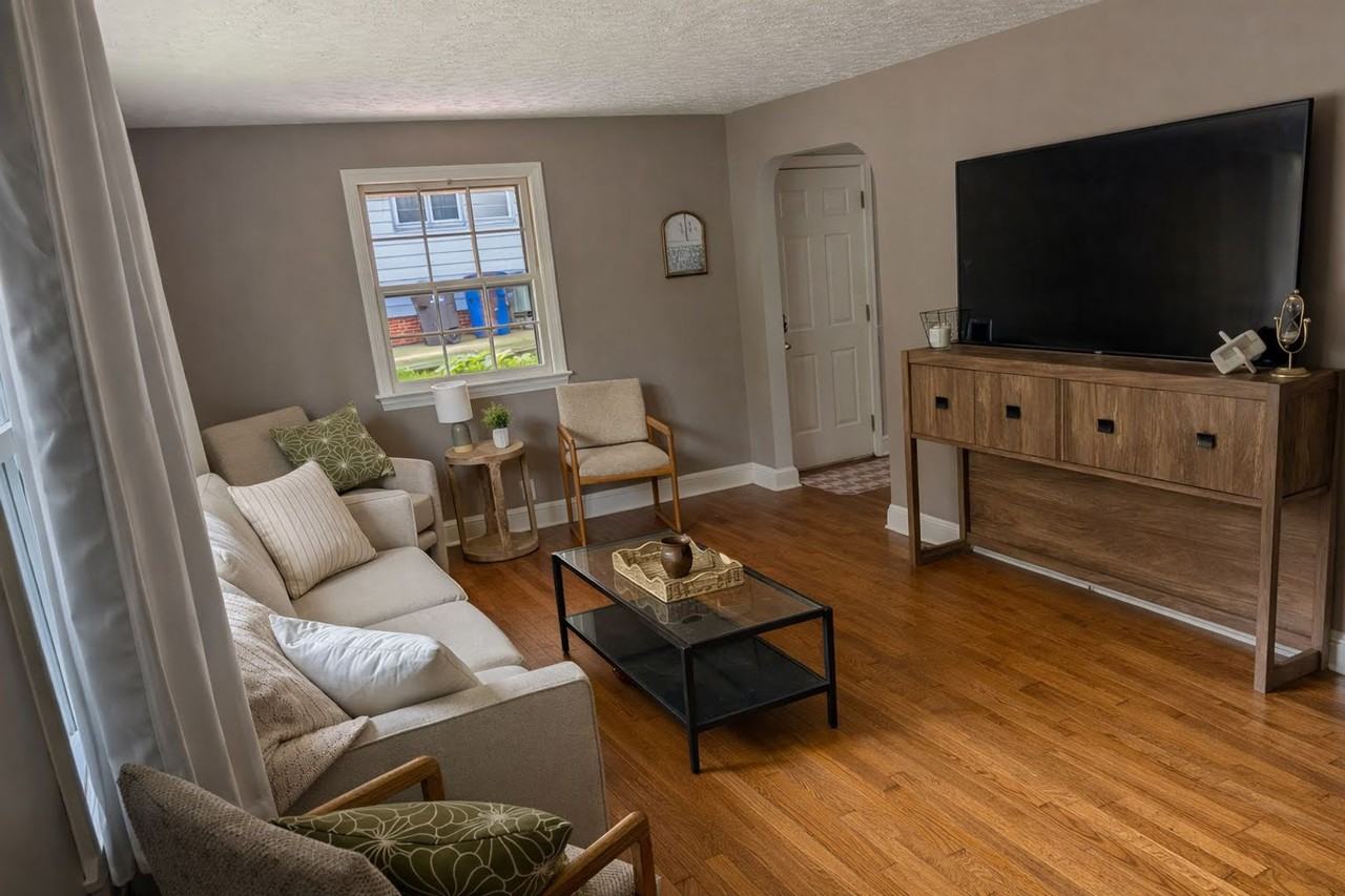 1249 Wedgewood Dr - Photo 2 of 5