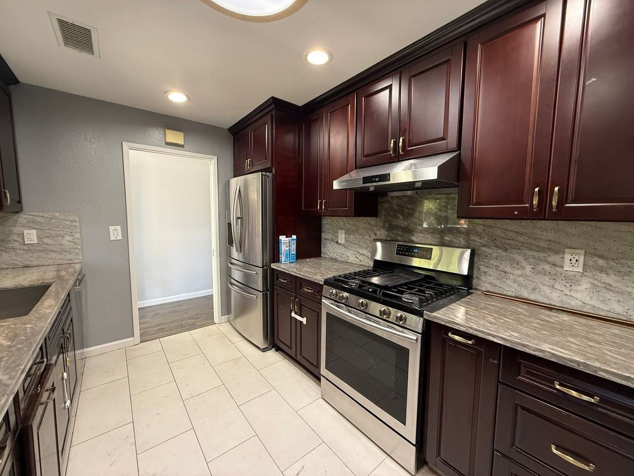 5376 Selma Ave - Photo 6 of 31