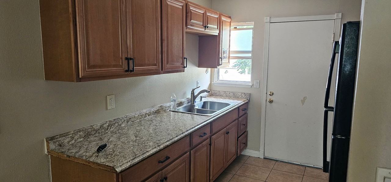1168 E Lexington Ave - Photo 4 of 8