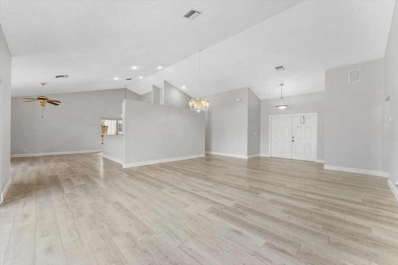 5809 Sun Pointe Cir - Photo 3 of 17