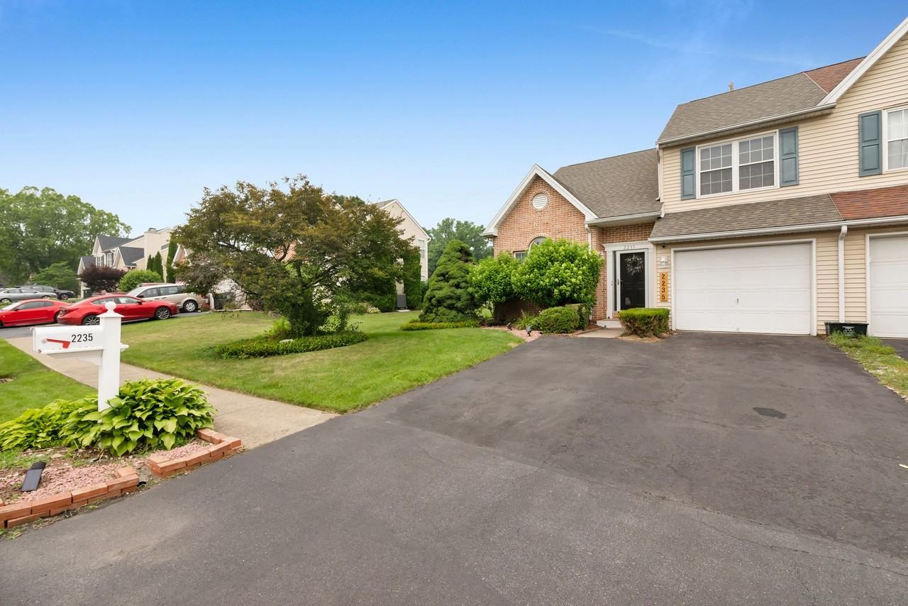 2235 Briarwood Dr - Photo 4 of 10