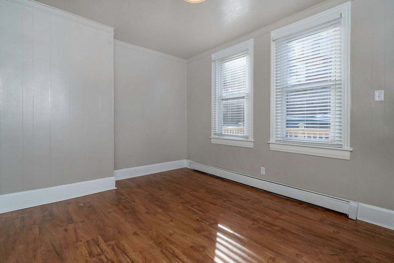 3833 Acorn St - Photo 3 of 14