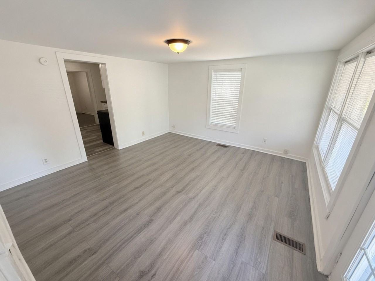 209 E 16th St - Photo 2 of 20