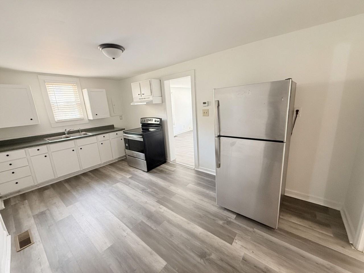 209 E 16th St - Photo 5 of 20