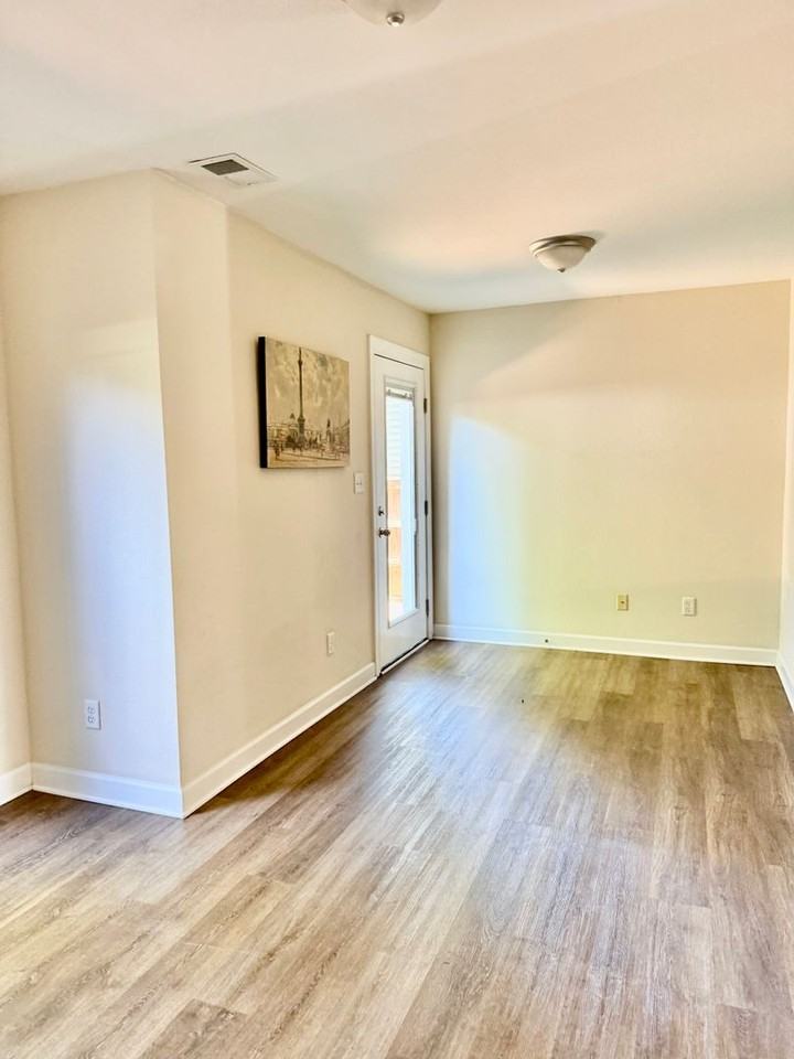 413 9th St - Photo 4 of 44