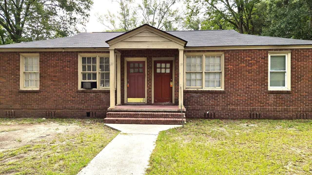 21 Woodlawn Ave