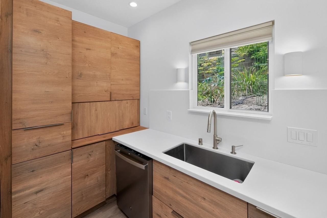 1216 Lagan Ave - Photo 3 of 16