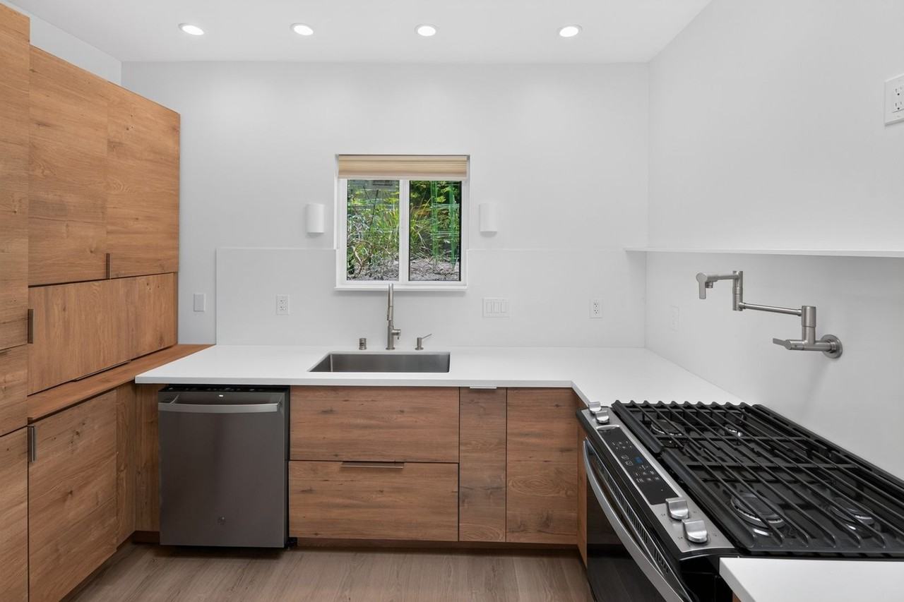 1216 Lagan Ave - Photo 4 of 16