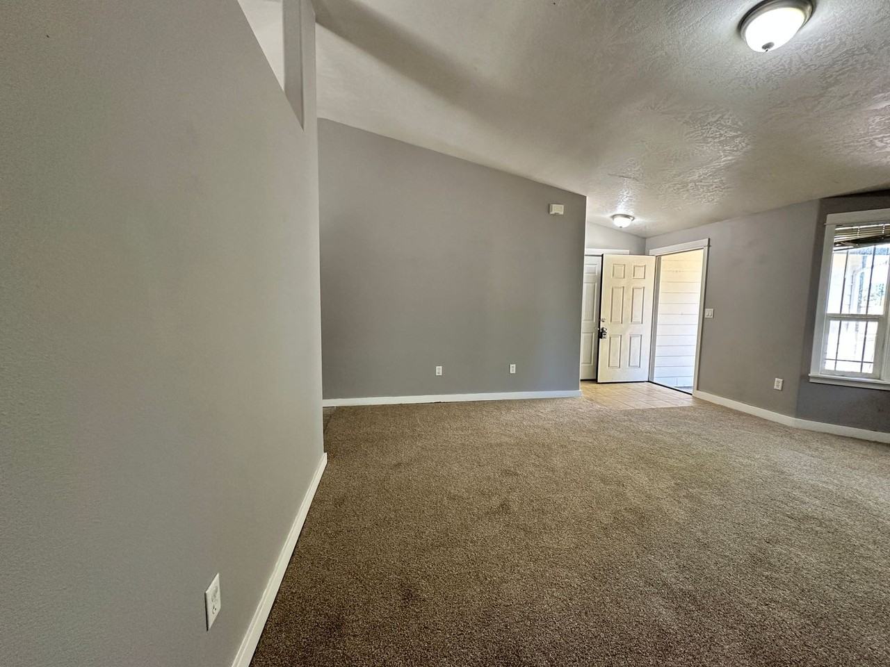 884 Trinity St Ne - Photo 4 of 12