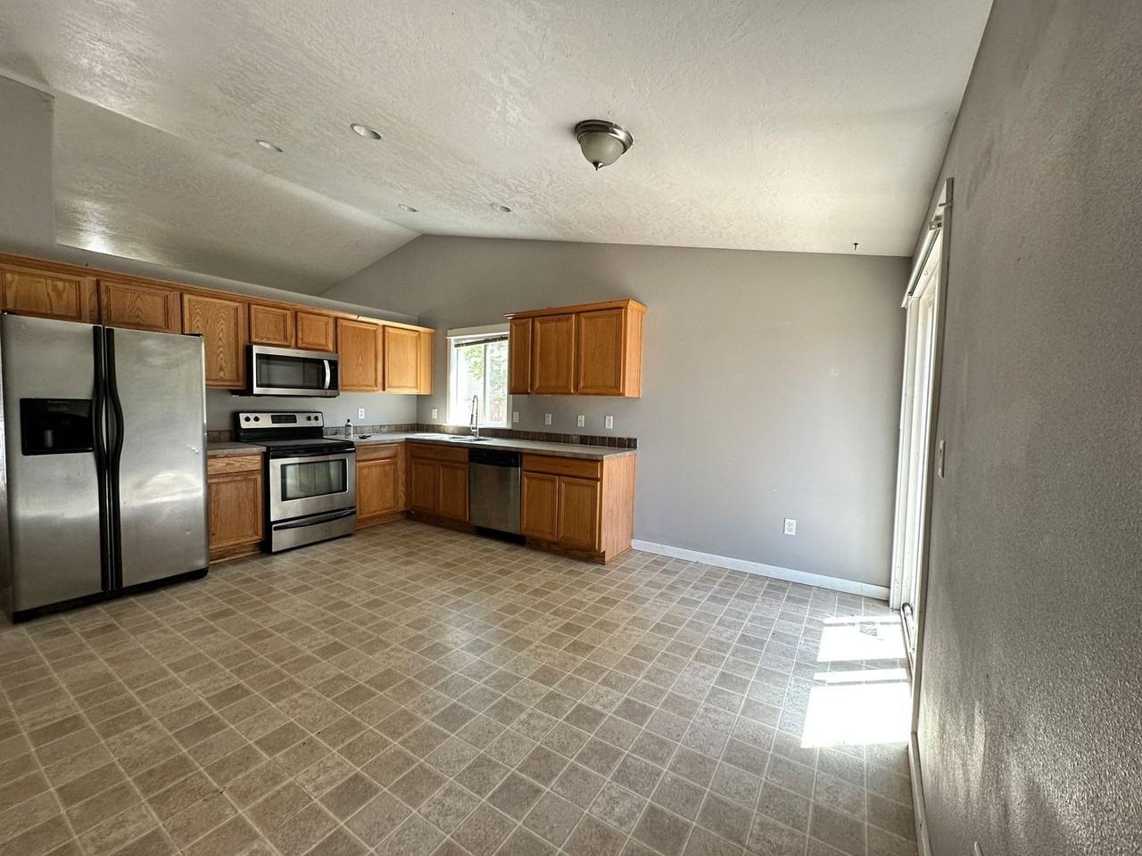 884 Trinity St Ne - Photo 5 of 12