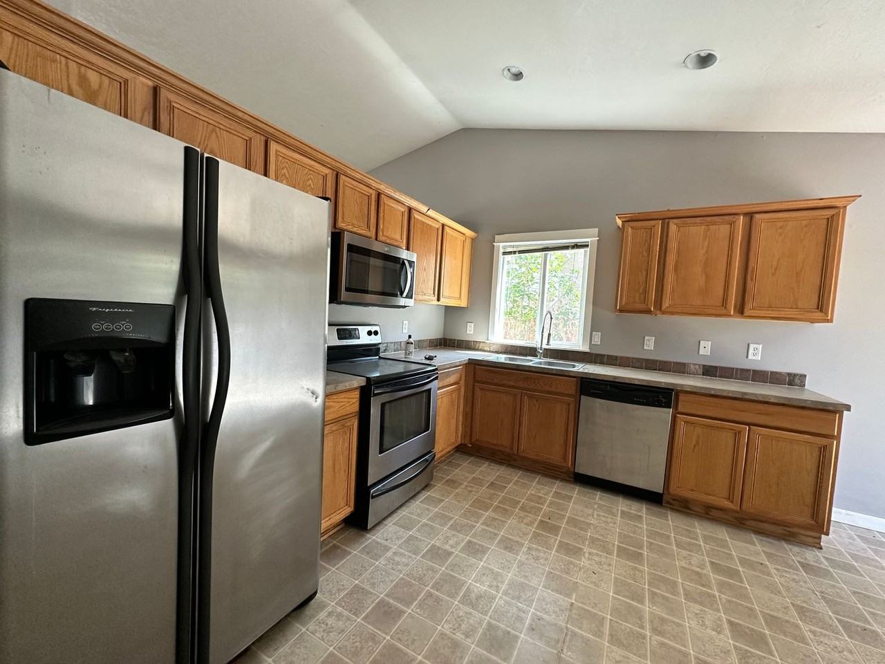 884 Trinity St Ne - Photo 6 of 12